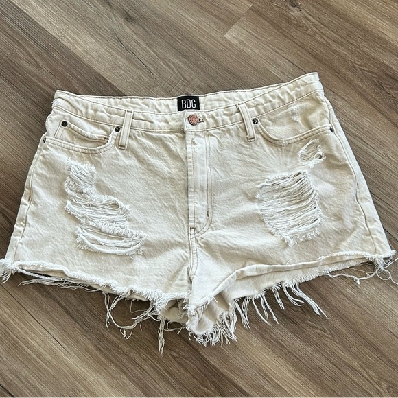 BDG Girlfriend High Rise Distressed Crinkle Denim Short Women Size 31 - Picture 1 of 6